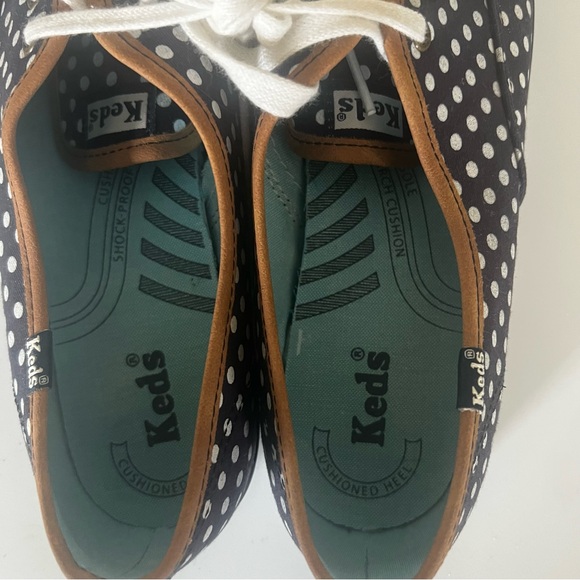Navy and white polka dot Keds.  EUC.  Size 9.5 - Picture 4 of 7